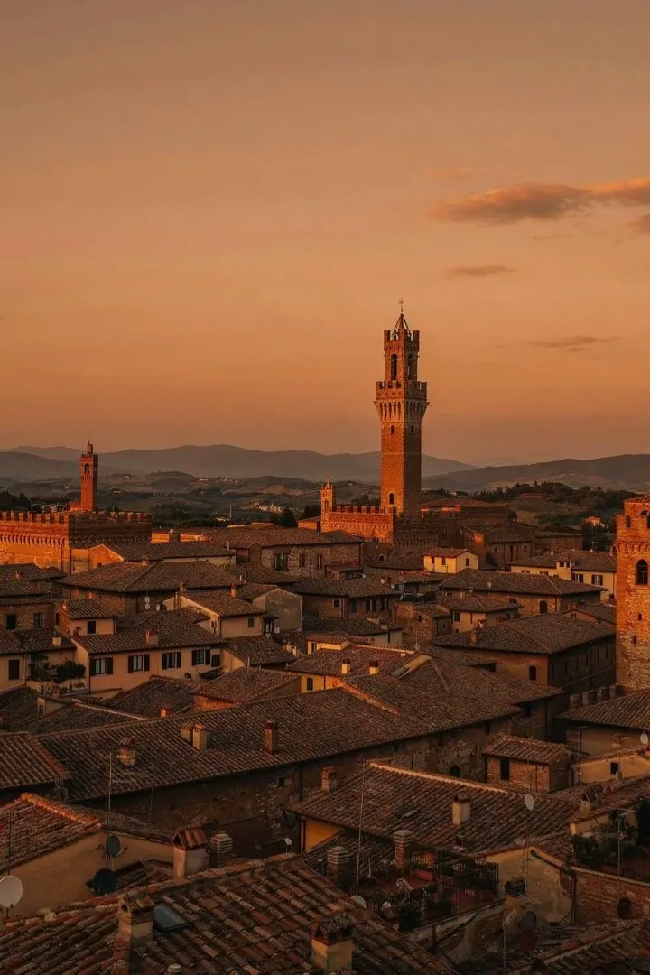 Siena al tramonto, con la Torre del Mangia