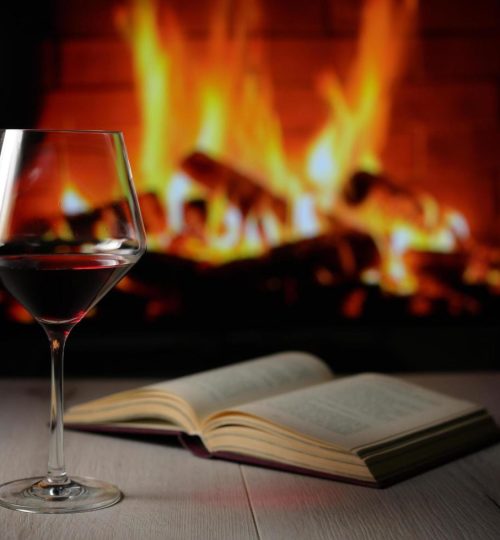 4184124-bicchiere-di-vino-rosso-secco-libro-aperto-e-camino-gratuito-foto